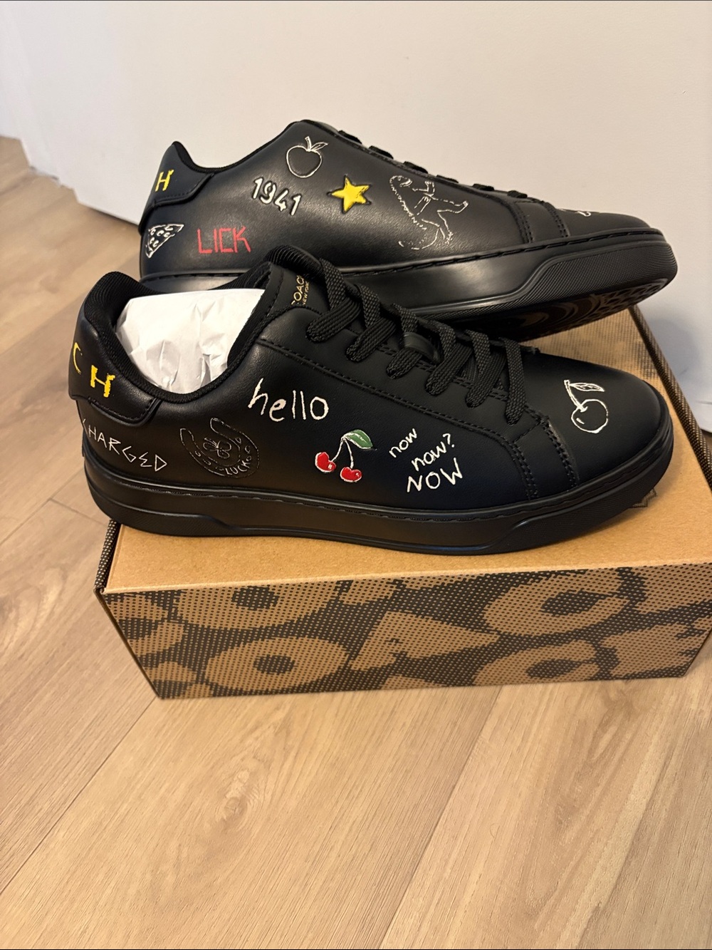 Coach Mens Black High Line Low-Top Sneakers w. Cherry & Script Graphics Size 9D